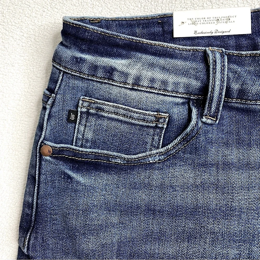 Judy Blue Los Angeles Mid-Rise Semi-Cuffed Raw Hem Denim Shorts Size (XL) - Picture 9 of 14